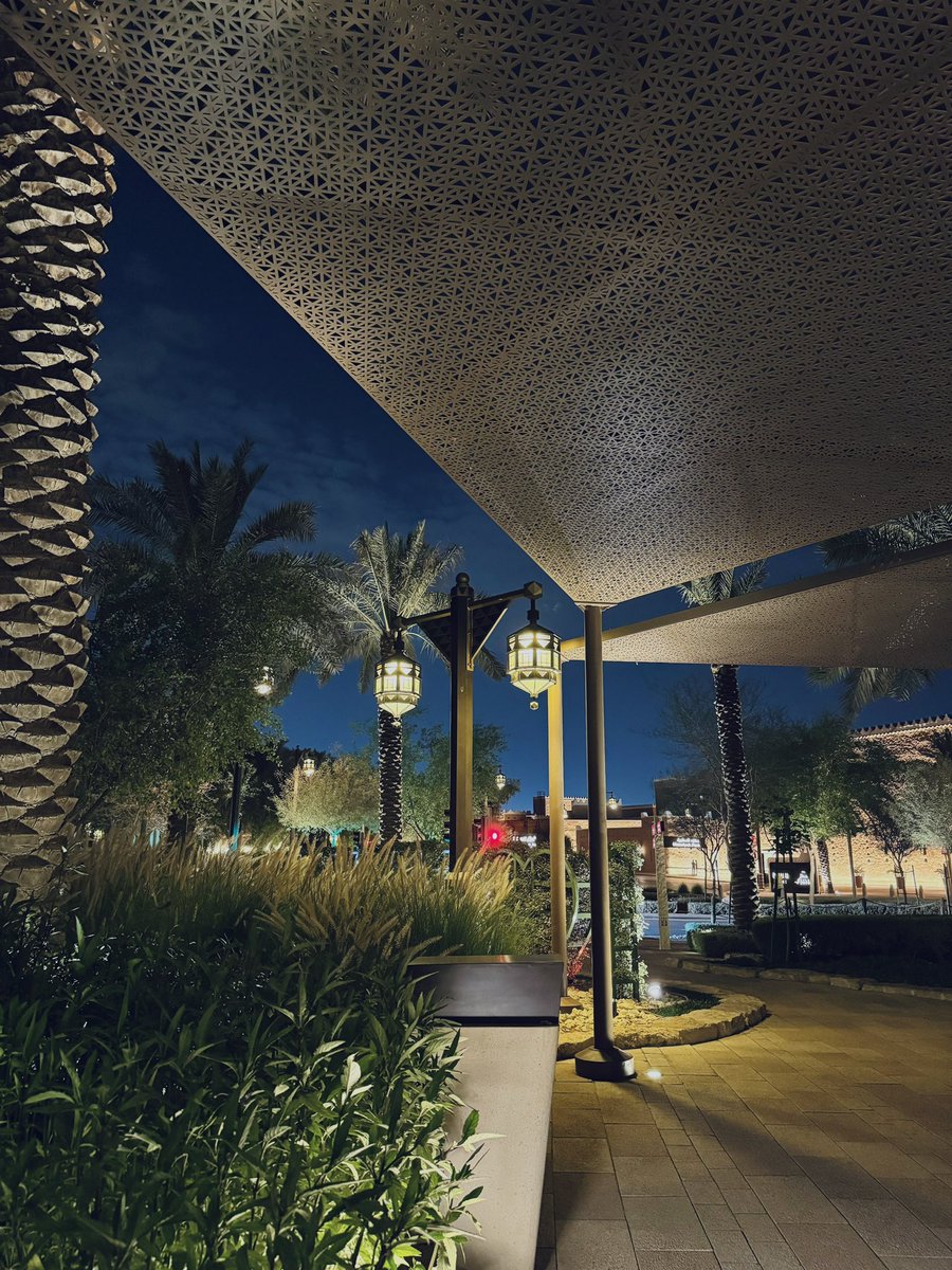 IAbduIazizI's tweet image. أهداف الدرعية في الرياض طمُوحة جداً :

- أهم هدف هو أن تكون سيليكون فالي السعودية وتكون مقراً لشركات التقنية

وأن يسكنها 100 ألف شخص 👨‍👨‍👧‍👦
حالياً عدد العاملين فيها 3 آلاف

سيتم بناءً 30 ألف وحدة سكنية ومنزل
ضمن خطة تحول الدرعية, برافو 🤩