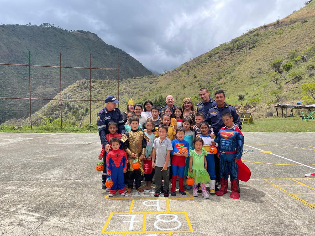 BomberosBuga's tweet photo. Celebramos Halloween con los niños del sector  El Placer, La Ramada, disfrutando de un día lleno de juegos, dulces y alegría. Nos desplazamos hasta esta zona para brindarles una experiencia increíble e inolvidable. ¡Nos encanta compartir estos momentos con nuestra comunidad🎃👻 https://t.co/wuek9F5uRv
