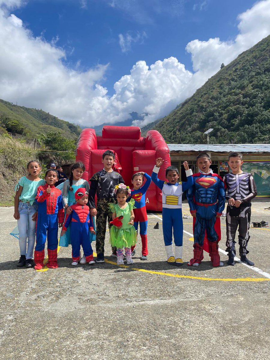 BomberosBuga's tweet photo. Celebramos Halloween con los niños del sector  El Placer, La Ramada, disfrutando de un día lleno de juegos, dulces y alegría. Nos desplazamos hasta esta zona para brindarles una experiencia increíble e inolvidable. ¡Nos encanta compartir estos momentos con nuestra comunidad🎃👻 https://t.co/wuek9F5uRv