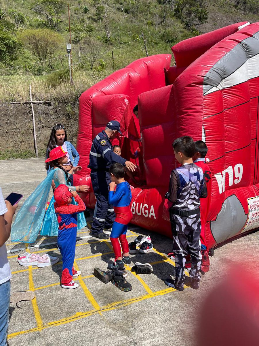 BomberosBuga's tweet photo. Celebramos Halloween con los niños del sector  El Placer, La Ramada, disfrutando de un día lleno de juegos, dulces y alegría. Nos desplazamos hasta esta zona para brindarles una experiencia increíble e inolvidable. ¡Nos encanta compartir estos momentos con nuestra comunidad🎃👻 https://t.co/wuek9F5uRv