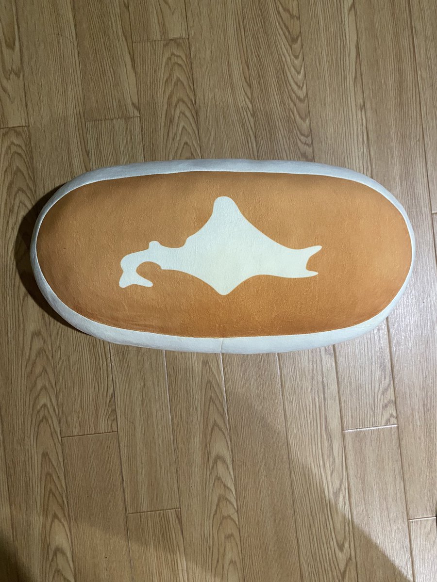 chantsune_BD's tweet photo. 俺のチーズ蒸しケーキクッションが、横に長いのは気のせい？ https://t.co/OSRbWo8pxO