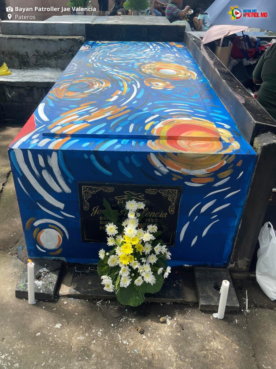 bayanmo's tweet image. Agaw-pansin ang ipininta ni Bayan Patroller Jae Valencia  sa puntod ng yumao niyang ama na si Jerry. Hango ito sa “The Starry Night” painting  ni Van Gogh.

#Undas2024 
#Pateros