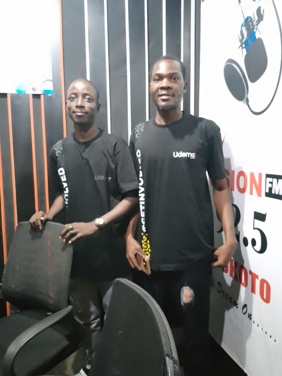 ShehuMuham92596's tweet photo. Earlier today, I, together with Hussain Wahab, was at Vision FM Sokoto, where we enlightened citizens and empowered them to get involved in government policies and implementation to make sure that developmental projects are well executed.
#udemegetinvolvedweek
@UdemeNG https://t.co/smdqE0y17X
