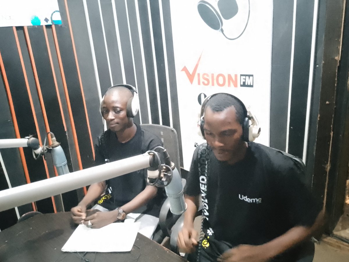 ShehuMuham92596's tweet photo. Earlier today, I, together with Hussain Wahab, was at Vision FM Sokoto, where we enlightened citizens and empowered them to get involved in government policies and implementation to make sure that developmental projects are well executed.
#udemegetinvolvedweek
@UdemeNG https://t.co/smdqE0y17X