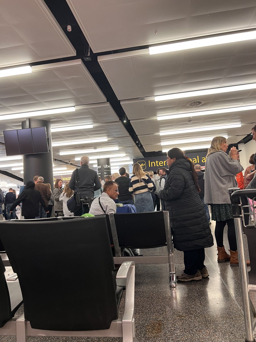 مطار لندن جاتويك اليوم مزدحم مبنى مستهلك النظافة معدومة أصبحت مطارات أوروبا ضمن مطارات العالم الثالث مع الأسف عمار يا بلادنا 🇦🇪🇦🇪