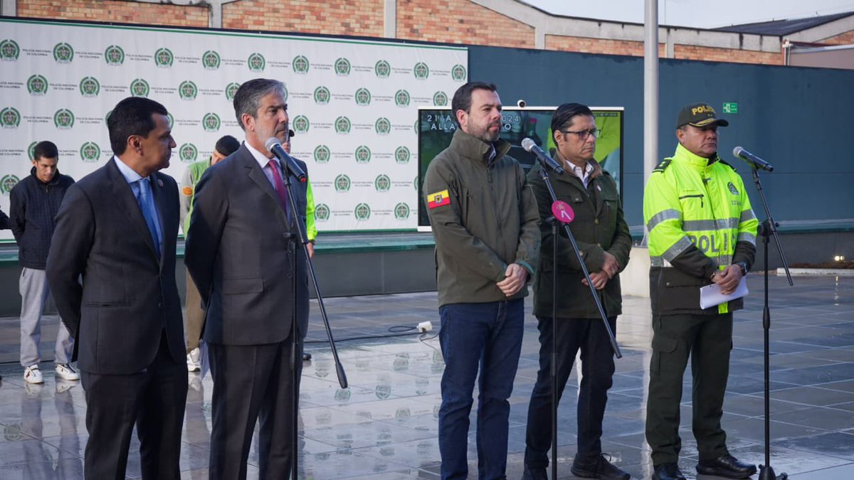 SeguridadBOG's tweet photo. Capturados y a la cárcel los asesinos que le quitaron la vida, en Bosa, a los líderes culturales María Camila Ospitia y Camilo Sánchez.

Tras varias investigaciones y pruebas se logró dar con 'Veneco', quien disparó contra los jóvenes y con otros más de la banda 'Los Patacones'. https://t.co/WS1QPO4GUX