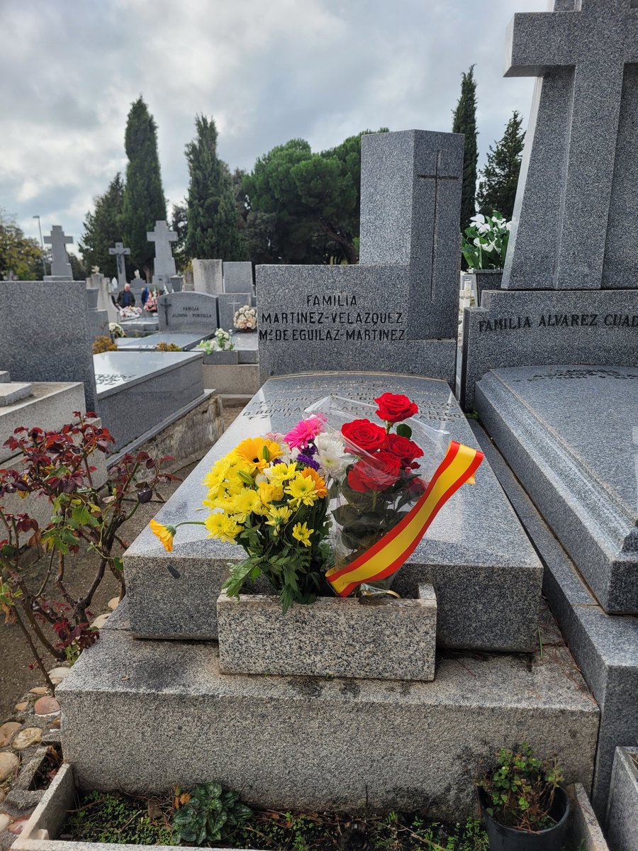 luiseguilaz's tweet photo. En tu 18 aniversario siempre en mi recuerdo con tus 5 rosas.
Camarada Luis Martinez de Eguilaz
¡PRESENTE! https://t.co/UO36q02elj