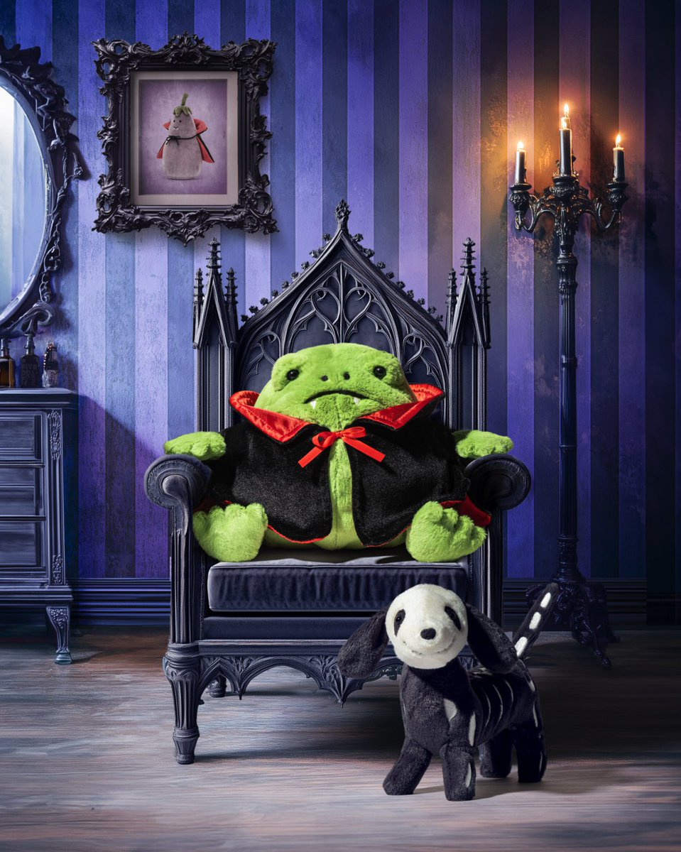 jellycatlondon's tweet photo. Ricky Rain Frog on 31st October 🎃 vs Ricky Rain Frog on 1st November 🎅 https://t.co/dL1OL8Fta1