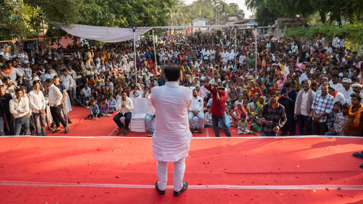 ArvindPateriyaa's tweet photo. दीपावली के पावन अवसर पर खजुराहो के आदिवर्त संग्रहालय में आयोजित मोनिया पर्व में सम्मिलित हुआ।

इस कार्यक्रम का उद्देश्य बुंदेलखंड की लुप्त होती सांस्कृतिक धरोहरों को एक मंच प्रदान करना है। 

हमारे प्रदेश क�� सरकार खजुराहो में “आदिवर्त गुरुकुल” की स्थापना करने जा रही है।
1/3 https://t.co/N4Jfrf23u2