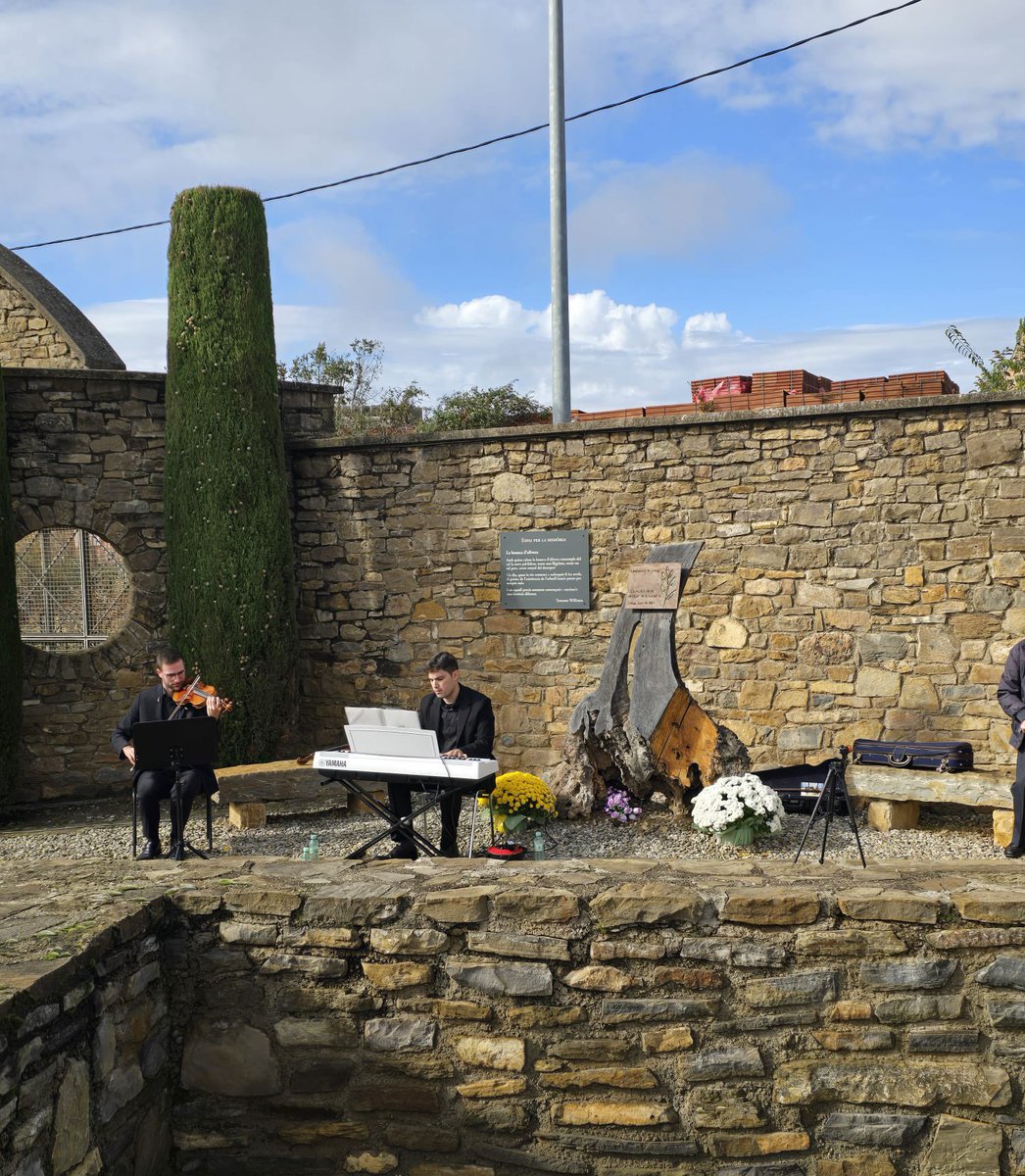 AjTremp's tweet photo. Tots Sants | 🎻Concert de música per al repòs al cementiri de Tremp.

Duo de Violí i Piano amb Norbert Llorca i Xavier Pinyol @grupharmonics https://t.co/pQKJLGaImX