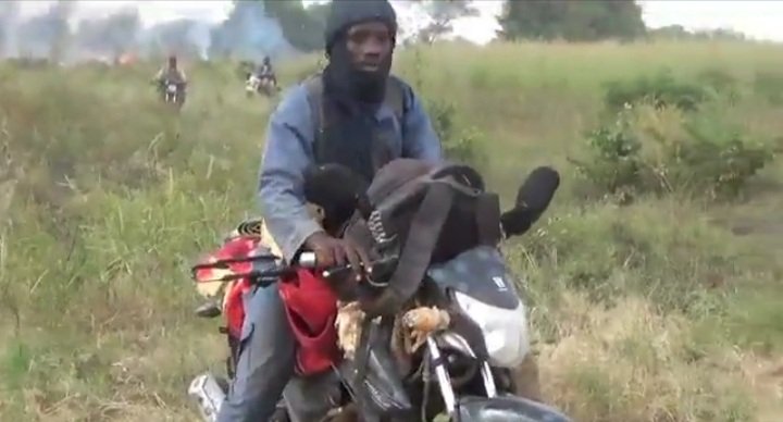 Djoudjou_Sako's tweet photo. #Burkina_Faso images non datées d'une attaque sur postes armée à #Youba et #Yabonso à 10km nord de Ouahigouya. D'autres vidéos diffusées par #JNIM montrent combattants mais la végétation ressemble peu aux villages. https://t.co/gwYcbWpFHS