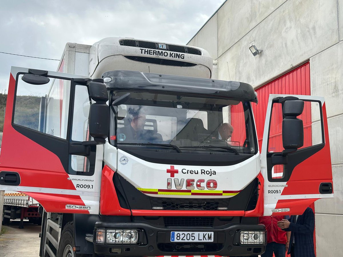 carlosprietogo's tweet photo. Más de 1.700 efectivos de la @UMEgob y otras unidades del Ejército trabajan sin descanso en tareas de rescate tras el paso de la DANA por la C. Valenciana. 

La @CreuRojaCAT distribuye importante ayuda humanitaria desde St Martí de Tous. 
Gracias por vuestro compromiso y entrega. https://t.co/zfZDhsnpIp