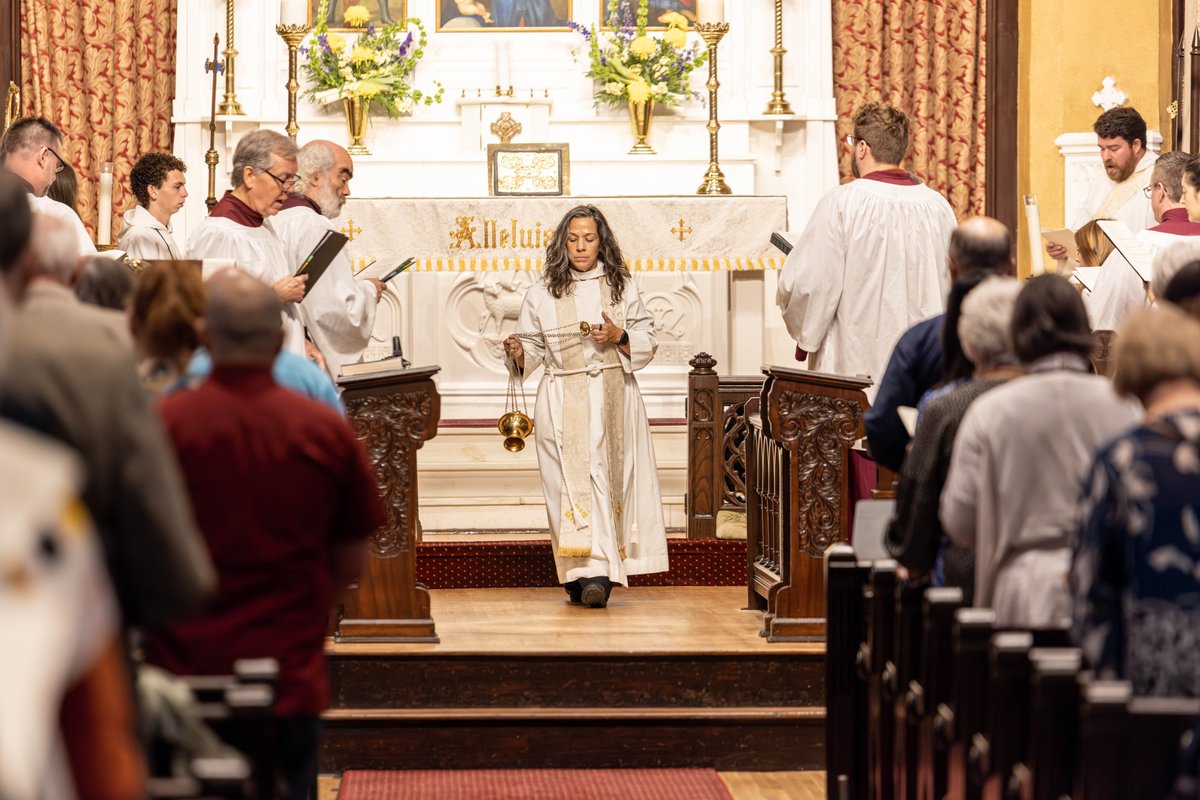 ALL SOULS' DAY REQUIEM 
Saturday, Nov. 2, 7 p.m. 
Join Pastor Angela, St. David's Choir, and musical guests for the All Souls' Day Requiem Eucharist in Commemoration of  All Faithful Departed. A light reception will follow at our Día de los Muertos Altar.