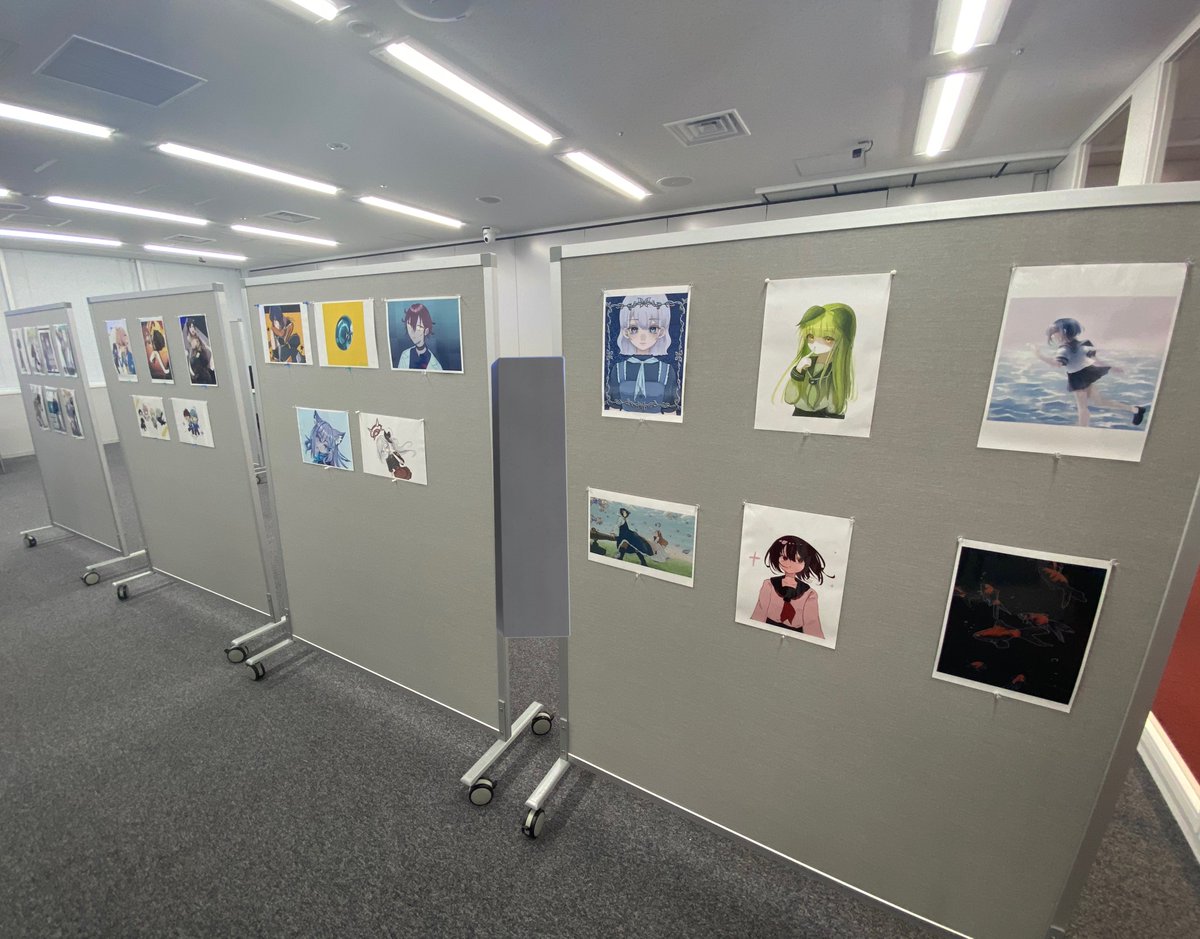 【iTLFest.2024出展情報】
設営が完了し、皆さんを迎える準備が整いました！

8階の801教室には写真部との共同作品展示スペースと、802教室にはゲームコーナーとトレカ配布スペースがあります！メンバー制作の映像や音楽も流れます🫶

コンプロの1年間の集大成を見にぜひお越しください🥰🥰
#iTLFest