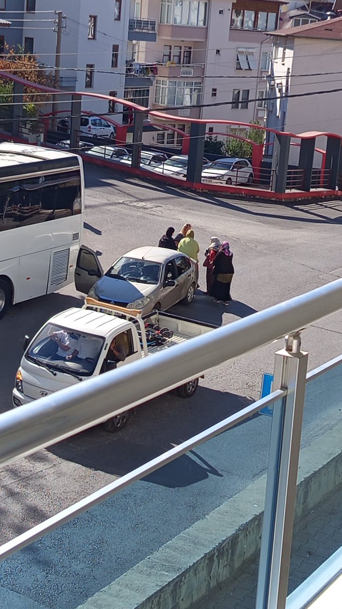 Trafikte kadın kavgası izliyorum uzun zamandır bu kadar eğlenmemiştim