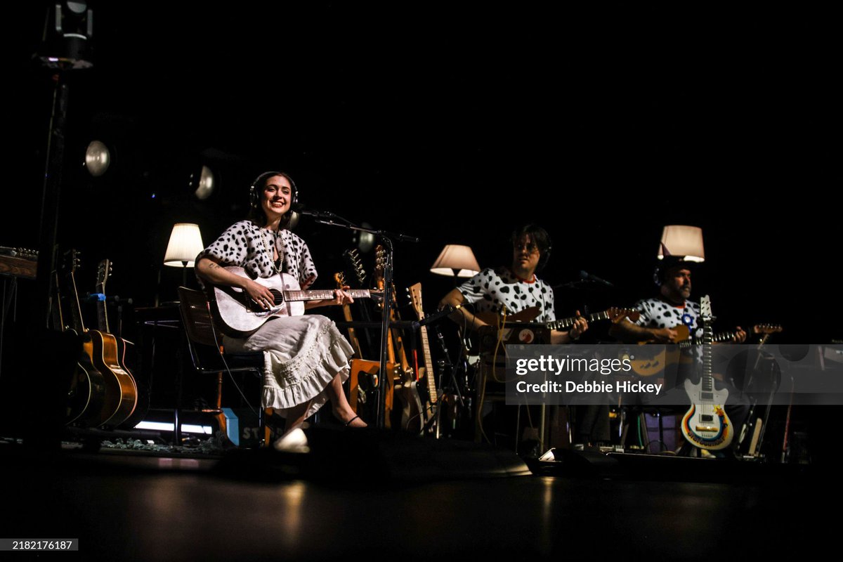DebStudioTen's tweet image. The wonderful @LizzyMcAlpine in the @3ArenaDublin last night for the closing show of her older(and wiser) tour 🎸💫 @singularartists 

📸 @debstudioten