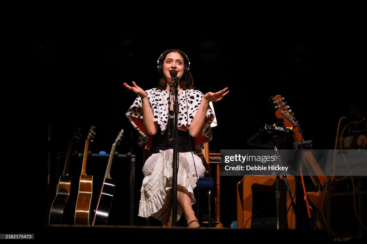 DebStudioTen's tweet image. The wonderful @LizzyMcAlpine in the @3ArenaDublin last night for the closing show of her older(and wiser) tour 🎸💫 @singularartists 

📸 @debstudioten