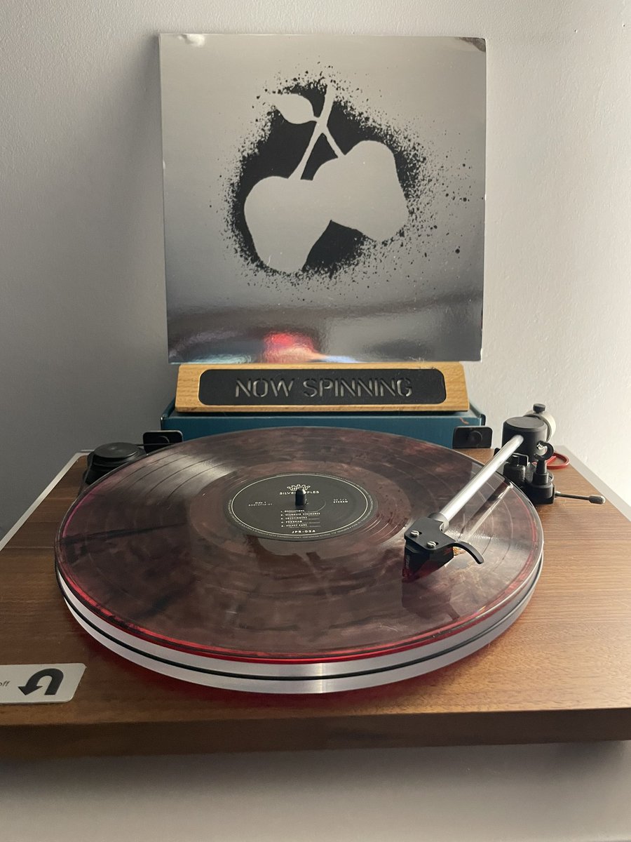 Haven’t spun a morning record lately. Let’s bring in November with the iconic 1968 debut from Silver Apples. Pioneers in electronica, influencing Portishead, Stereolab, Kraftwerk, Can, and even the Beastie Boys. I’ve had the track Lovefingers on repeat in my brain for weeks. 🍏👽