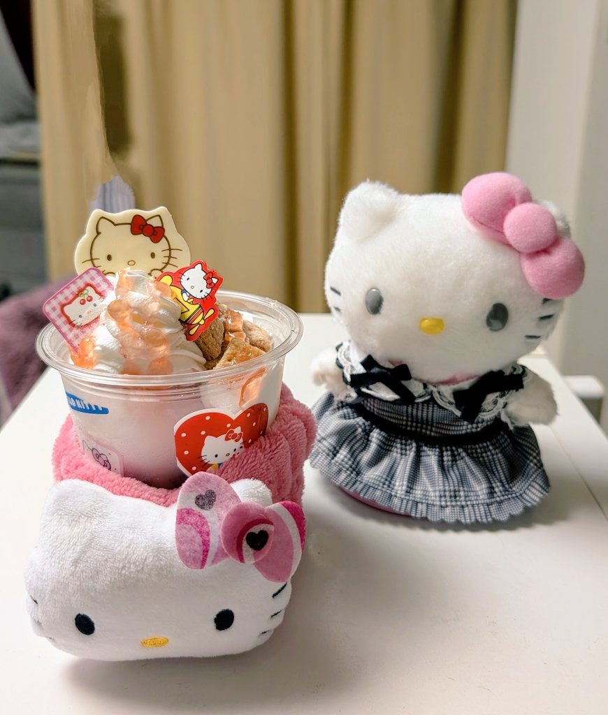 kawaii_iland48's tweet photo. 今日はキティさんのお誕生日🎂
今日からサーティワンとのコラボアイスが発売されてるよ🥰
お祝いだから奮発して「ハローキティバースデーアップルパイサンデー」買ってきました✌️
可愛いスリーブ付き！

#サーティワン
#HelloIceCream
#ハローキティ https://t.co/v2X5rLTmH8