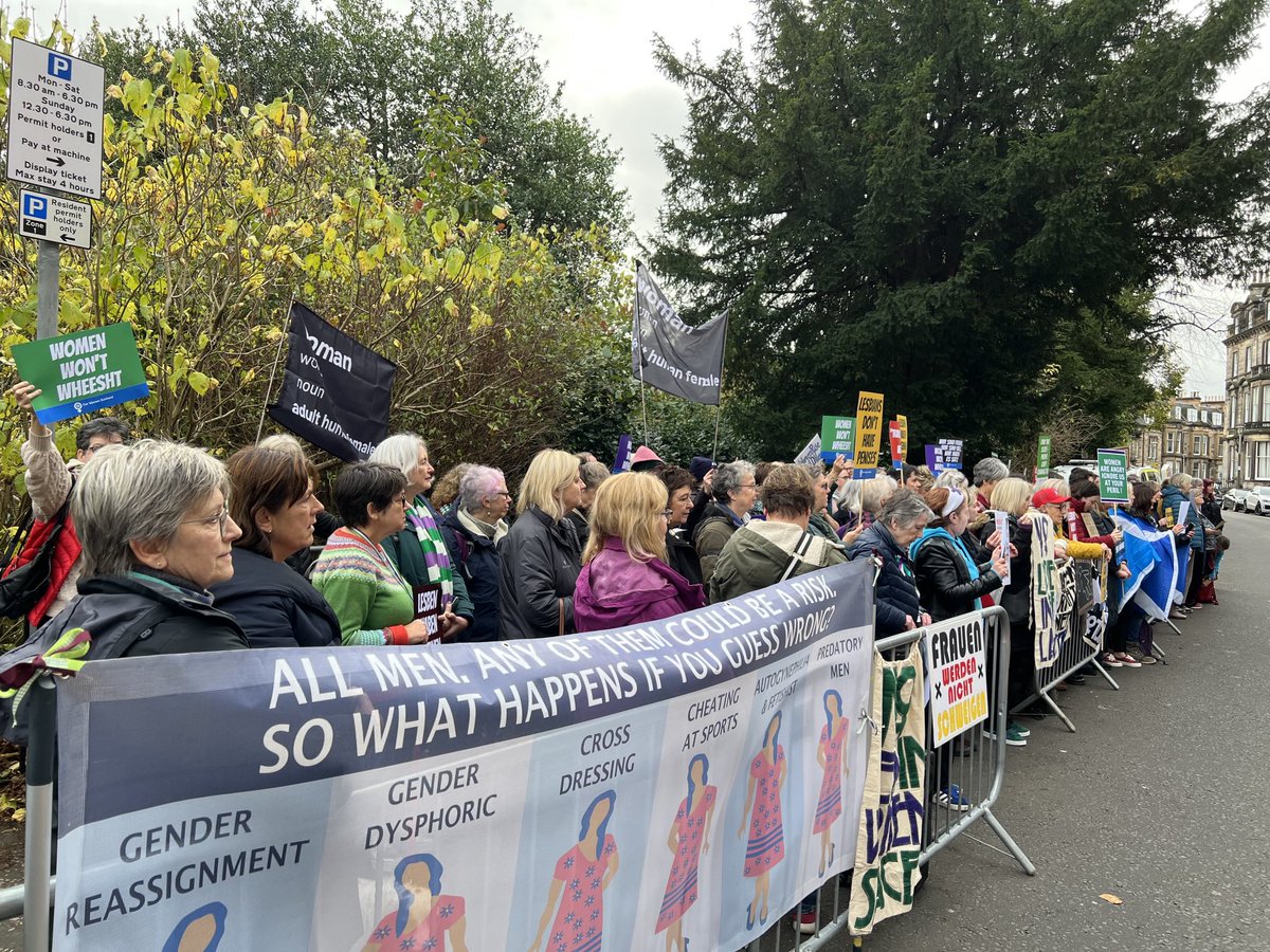 JNHanvey's tweet photo. Proud to stand in solidarity and silence with the women of Scotland 🏴󠁧󠁢󠁳󠁣󠁴󠁿 against the destruction of women’s rights in Germany today 🇩🇪 

#WomenWontWheesht 
#SelfIDHarmsWomen https://t.co/zNuZD4sM0P