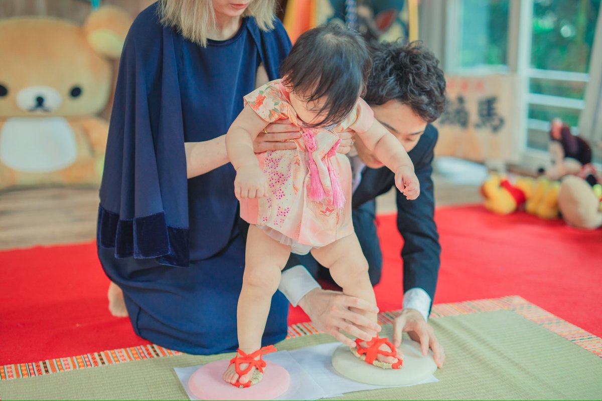 w_m_dengon's tweet photo. お父さんお母さんにもとっても子どもの1歳のお誕生日は特別な1日🌿

自然に囲まれた「飯盛神社」でお餅踏みの撮影を撮影させていただきました！

かけ声に合わせて、お餅を踏む姿は可愛すぎて、一生の思い出になるはず！

#飯盛神社 #福岡カメラマン #餅踏み #1歳バースデー #1歳誕生日 https://t.co/Ytm9m4PF7L