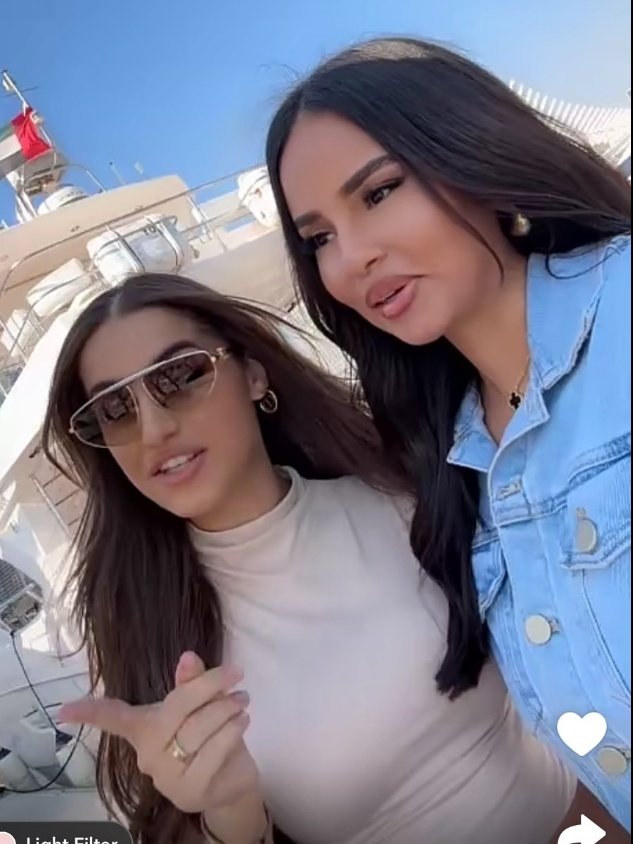 __paspseud0____'s tweet photo. Ptdrrr #soukainatwosisters 🛌 qui rencontre son idole #kamilanore  5 ans après leur vieux clash 🤣🤣 la consécration pr elle https://t.co/0ooQvh34kX