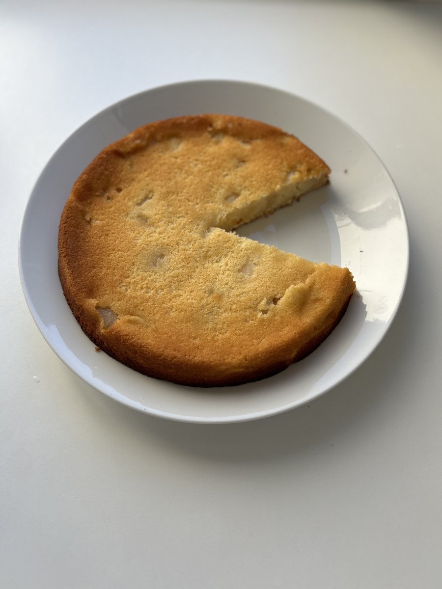 la_justiciere_'s tweet photo. J’étais partie pour 1 cake aux #pommes au #calvados et puis à défaut de 🍎 et de calva j’ai fait 1 #gâteau aux #poires 🍐 et #rhum et avec 1 seule part tu es positif à l’alcootest 😂
Si vous avez des références pour 1 bon calvados je suis preneuse 💋#foodporn #yummy 🤤 https://t.co/lbsKuscorV