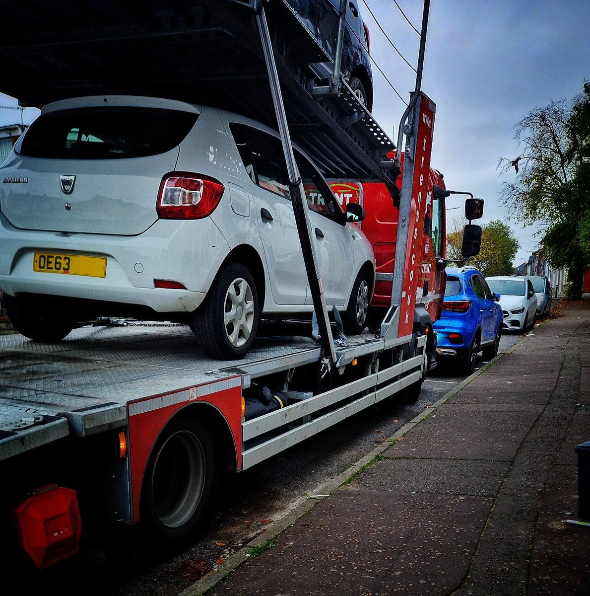 kevteetrucking's tweet image. 2/4: 2013 Dacia Duster, 1.0 petrol. MOT’s up next month, but engine failure has already sealed the deal on this one’s fate. Next up, heading toward Newport, about an hour away. 🚙 #DaciaDuster #EngineFailure #ScrapLife