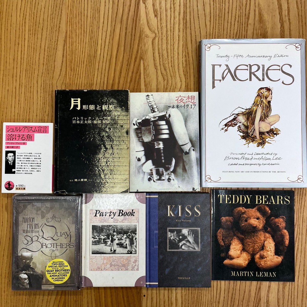 info_doris's tweet photo. ケネス・アンガーの映像作品VHS 、月や妖精、シュルレアリスムに関する読み物、テディベアの小さな写真集、吉田良の球体関節人形の作品集、象徴主義の退廃的なイメージを集めた美術書、など。その他にも、まだ店に出していなかった本など選んでお持ちする予定です。 https://t.co/hwOakykvO6