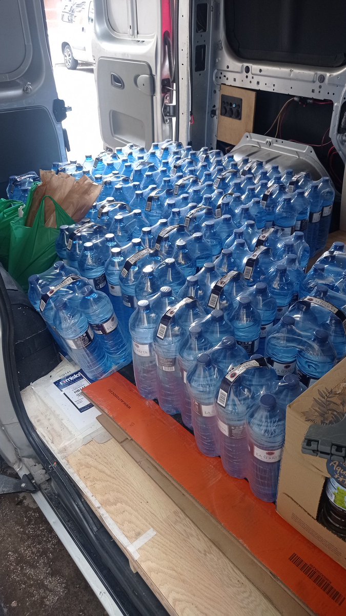mistermathiu's tweet photo. FAMILIA, VENGO CON TODA ESTA AGUA DIRECTAMENTE A LA GENTE DE MI PUEBLO Y LA QUE LO NECESITE.

QUIEN NECESITE AGUA QUE ME LO DIGA, QUE SE LA LLEVAMOS DIRECTAMENTE. https://t.co/QO9bv7mOhp