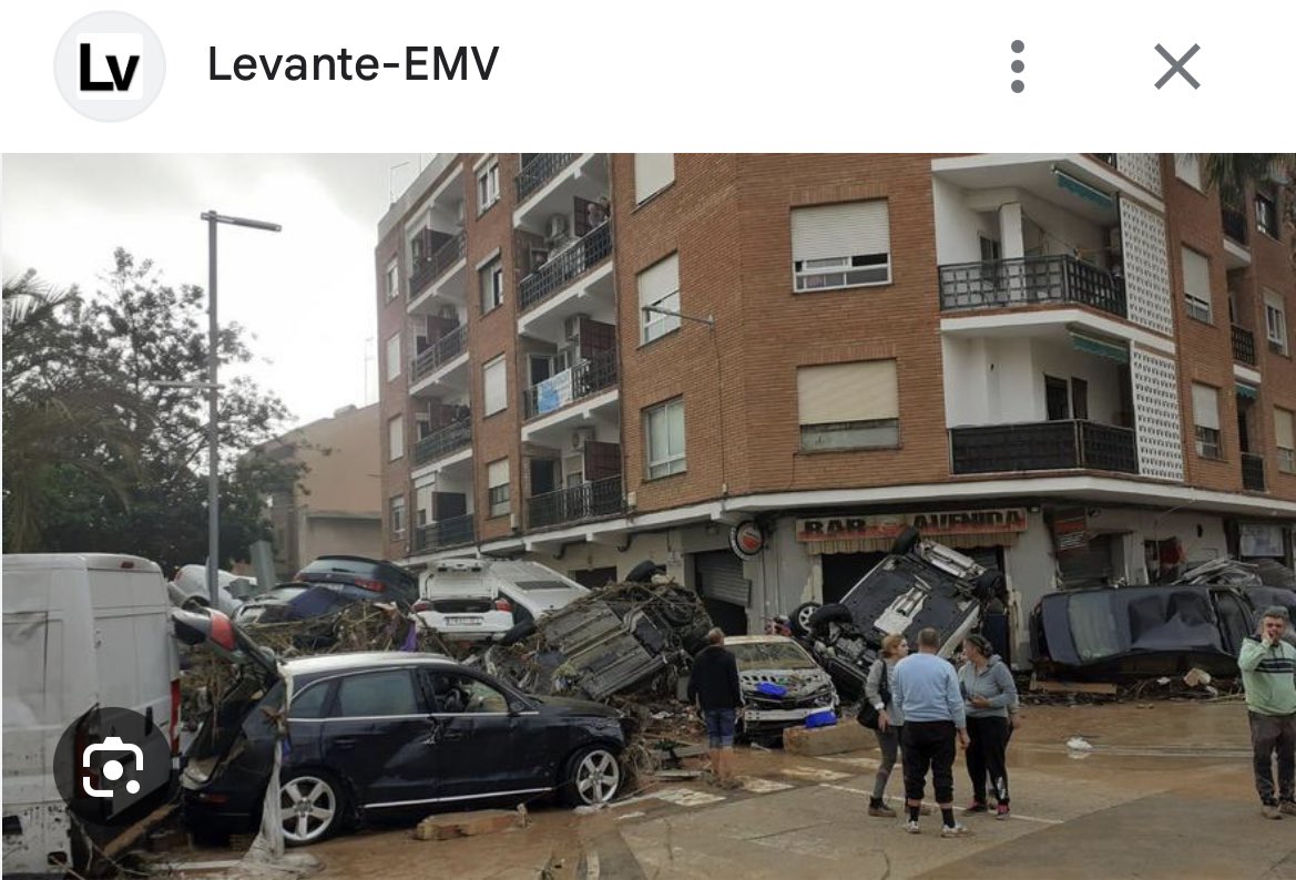 Quan veiem imatges de la catàstrofe a l'Horta Sud, un tret comú són els 🚗 amuntegats, fent de tap durant la tragèdia i ara per 🚑🚒.

Cal repensar la distribució de l'espai públic dels carrers per evitar que amb aquestes situacions es multipliquin les víctimes i els danys.

😞