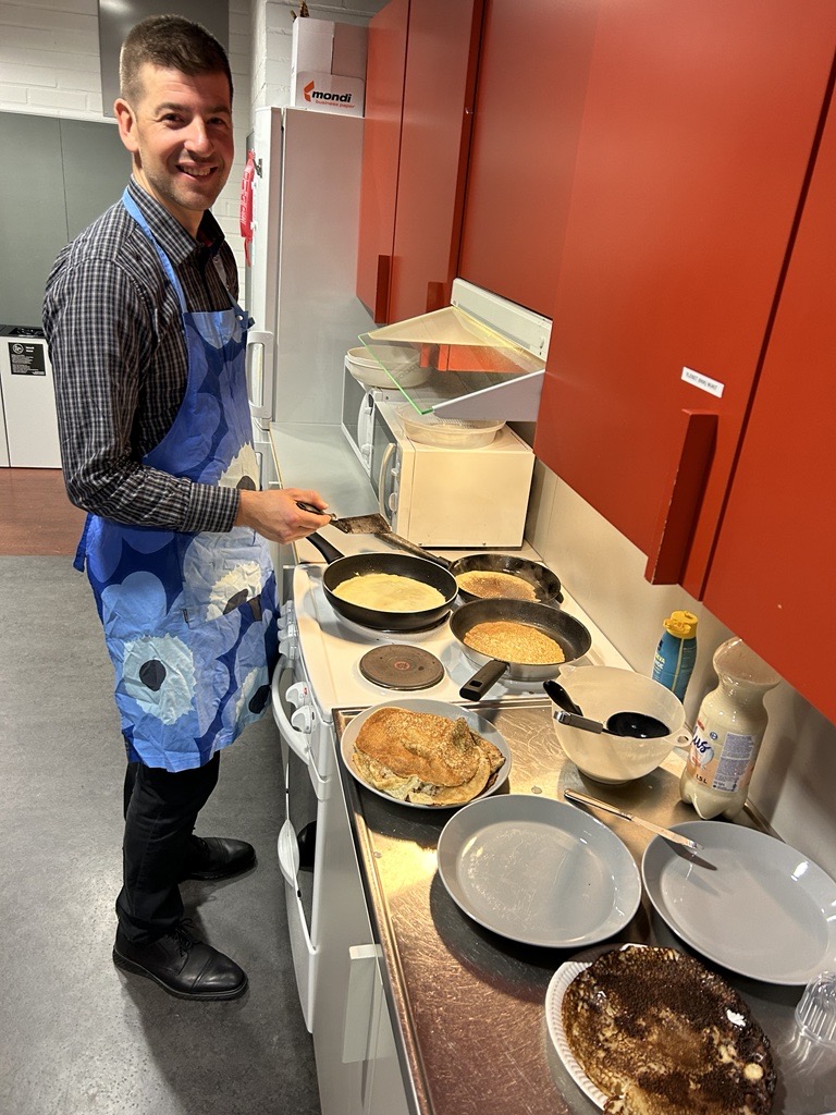 viikinnorssi's tweet photo. Rehtori Laasonen täyttää tänään vuosia ja sen kunniaksi ihana Ilkka oli aamutuimaan paistamassa lettuja opehuoneessa! 🫶🎈🎉

Jos näät tänään Ilkan käytävällä, muista onnitella! 👍

#viikinnorssi #viikinpk #viikinlukio #synttärit #laasonenhoitaa #reksihoitaa #lettukestit https://t.co/A9WJEdQiJL