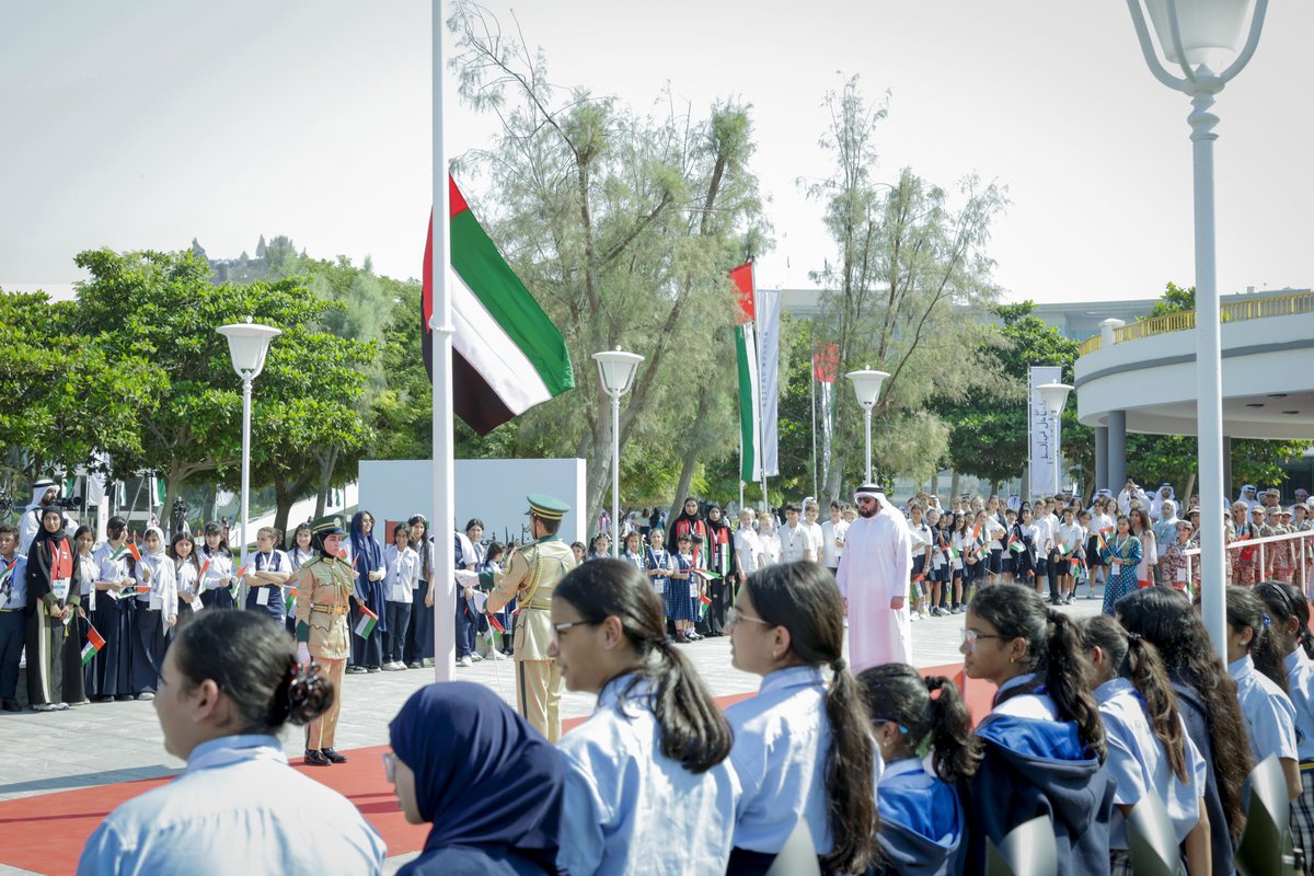 DXBMediaOffice's tweet photo. سموّ الشيخ أحمد بن محمد بن راشد آل مكتوم، النائب الثاني لحاكم دبي رئيس مجلس دبي للإعلام: إنجازات الإمارات تعلو برايتها... وسيظل علَمَها رمزاً يكلّل هامات أبنائها رمزاً لرفعة وطنهم بين الأمم.. فقد ارتفع علم الإمارات بأيادي أبنائها طوال مسيرة نماء مباركة مضت فيها دولتنا بعزيمة لا تلين وإصرار على الوصول إلى المركز الأول التي لم ترض قيادتها الرشيدة بديلاً له في سباق التطوير والتنمية.
https://t.co/89UOaXopan