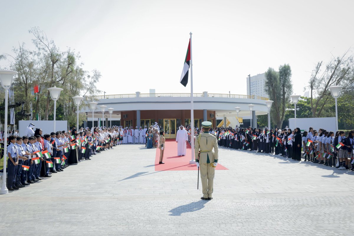 DXBMediaOffice's tweet photo. سموّ الشيخ أحمد بن محمد بن راشد آل مكتوم، النائب الثاني لحاكم دبي رئيس مجلس دبي للإعلام: إنجازات الإمارات تعلو برايتها... وسيظل علَمَها رمزاً يكلّل هامات أبنائها رمزاً لرفعة وطنهم بين الأمم.. فقد ارتفع علم الإمارات بأيادي أبنائها طوال مسيرة نماء مباركة مضت فيها دولتنا بعزيمة لا تلين وإصرار على الوصول إلى المركز الأول التي لم ترض قيادتها الرشيدة بديلاً له في سباق التطوير والتنمية.
https://t.co/89UOaXopan
