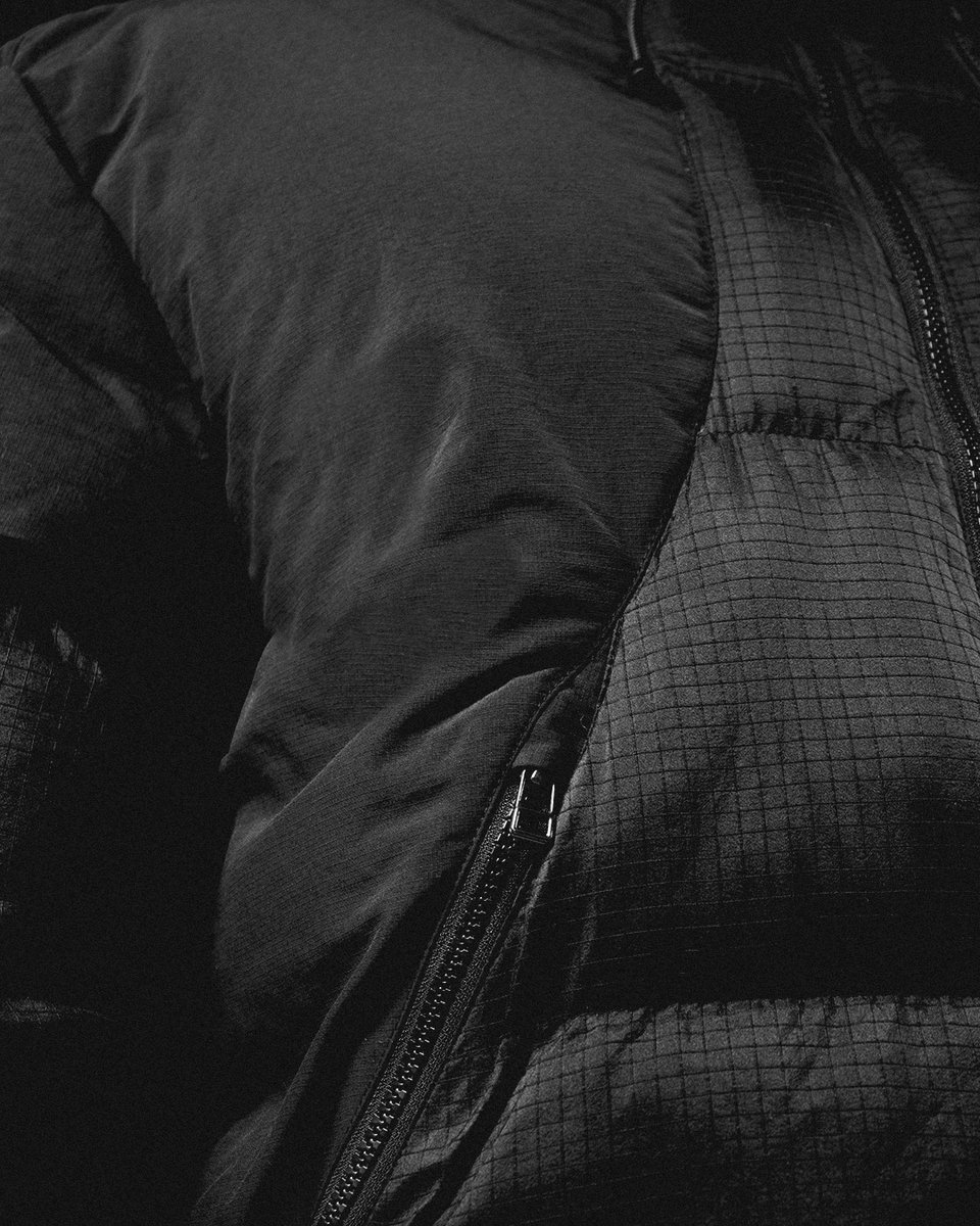 stninetyfive's tweet image. The Imperialli Puffer is woven with a black weft yarn, resulting in a contrasting metallic sheen and ripstop pattern finish #st95 #stninetyfive #massimoosti #ostiarchive

Shop now: st95.com/products/st95-…