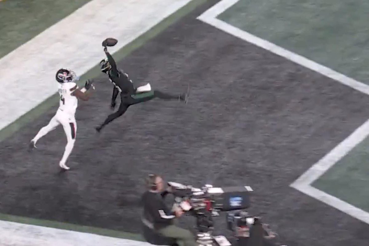 RayDee90's tweet photo. @nyjets @NFL Garret Wilson out here making the Jordan logo happen on the field https://t.co/DrXkxjnRAu