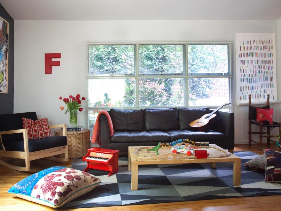 tho12795206's tweet photo. 30 Tips for Creating a Family-Friendly Living Room

A living room designed with kids and pets in mind doesn't have to be short on style. Check out these spaces that are functional, fabulous and family-friendly. https://t.co/3KZiCK8LG2

#interiordesign #livingroom #homedesign https://t.co/bksOEvTAQv