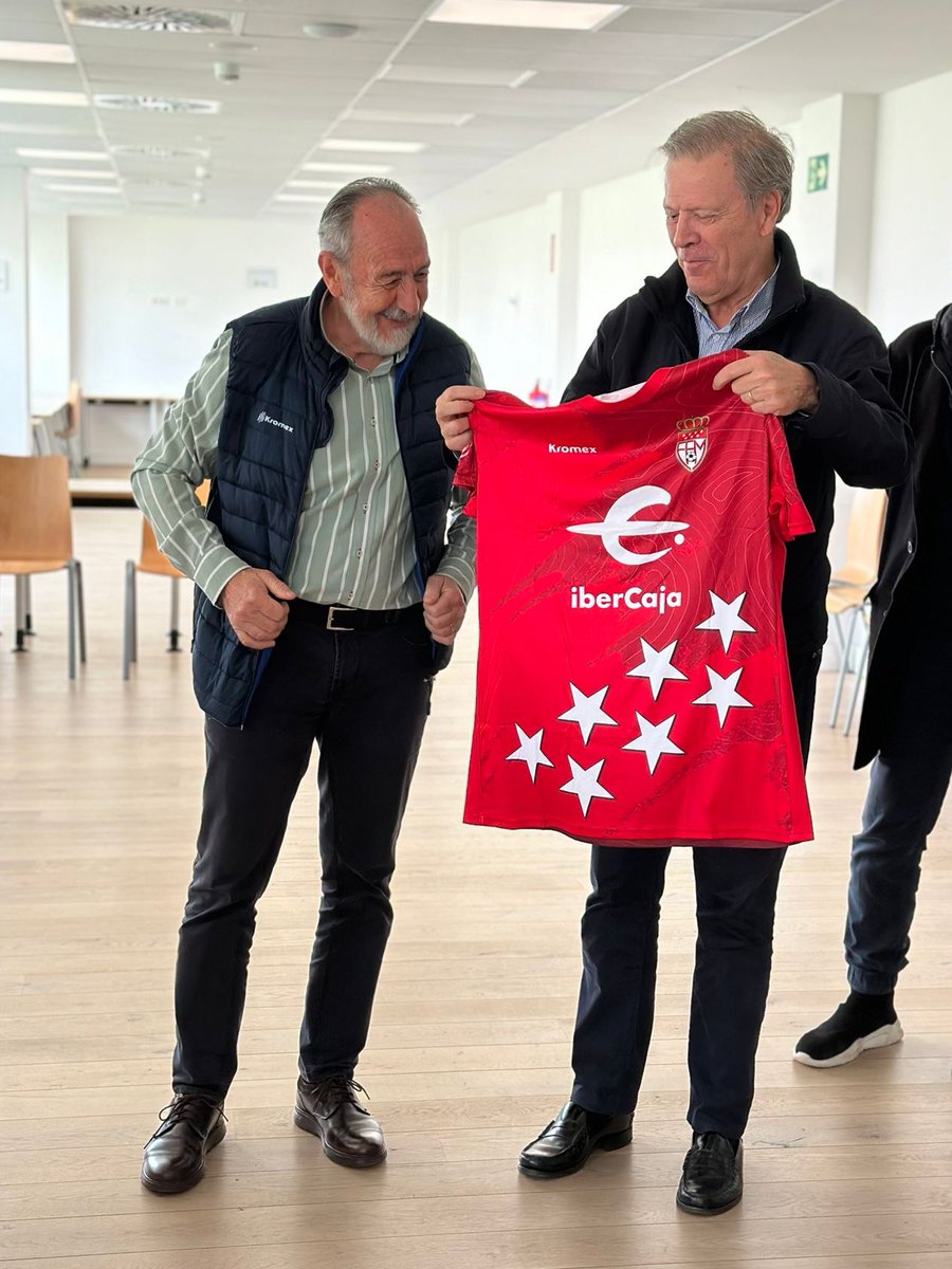 Durante el descanso del encuentro entre las selecciones Sub-16 de Galicia y Madrid, el presidente <a href="/PacoDiezRFFM/">Paco Díez</a> ha hecho entrega de una camiseta de la selección 'Siete Estrellas' tanto a su homólogo de la <a href="/futgal/">RFGF</a>, <a href="/RafaLouzan/">Rafael Louzán Abal</a>, como al Segundo Teniente de Alcalde del