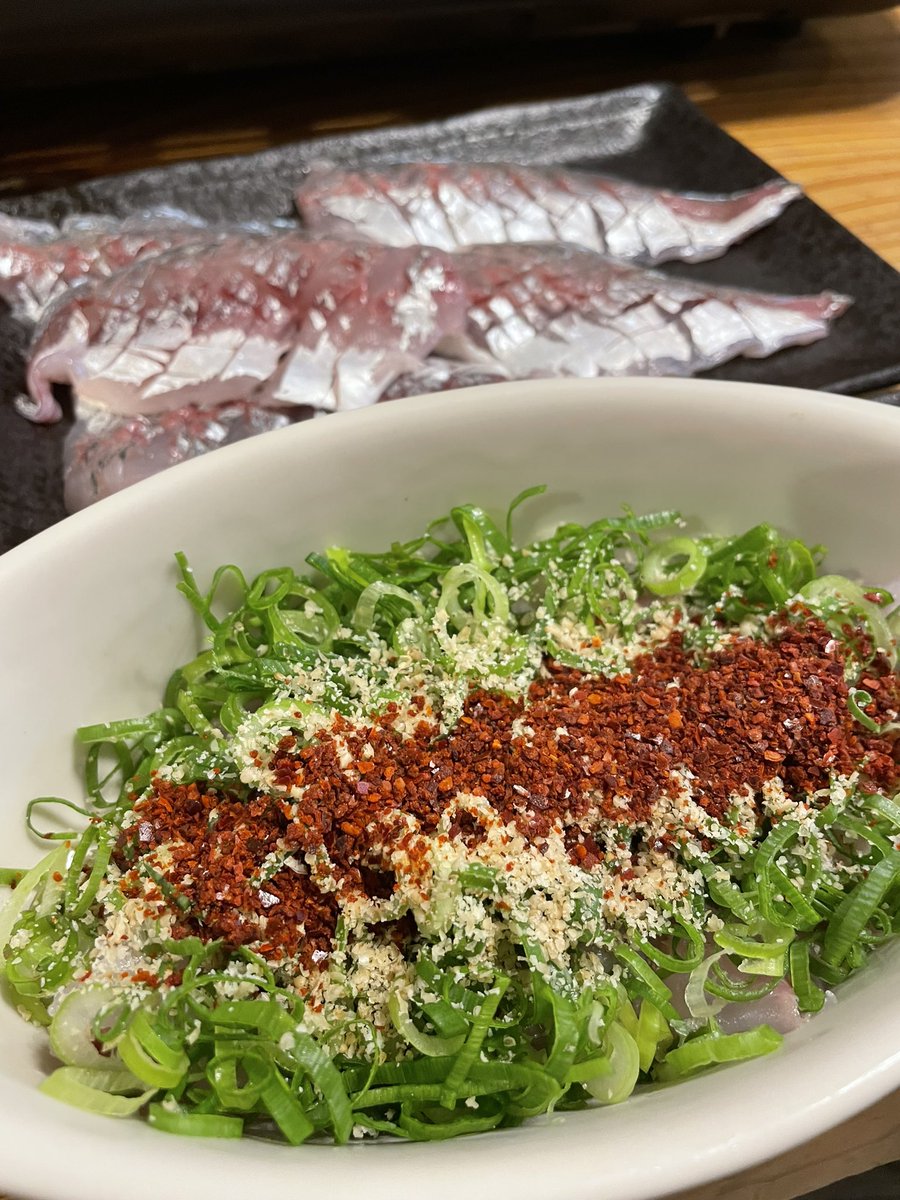 Sho96hei's tweet photo. アジと買ってきた鰹のたたきで酔っ払い。

鯵は嵐の連休前に釣りに行ってきた地元の味、脂が凄い。 https://t.co/E0qe59HdSM