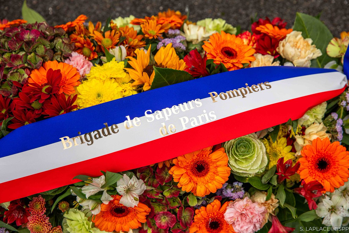 PompiersParis's tweet photo. Ce matin, un hommage a été rendu à nos frères d'armes tombés au service de la patrie, dans la cour de l'état-major de la BSPP, sous les ordres du colonel Guillaume Trohel. La Brigade n'oublie pas. https://t.co/n3u7zyVGlU