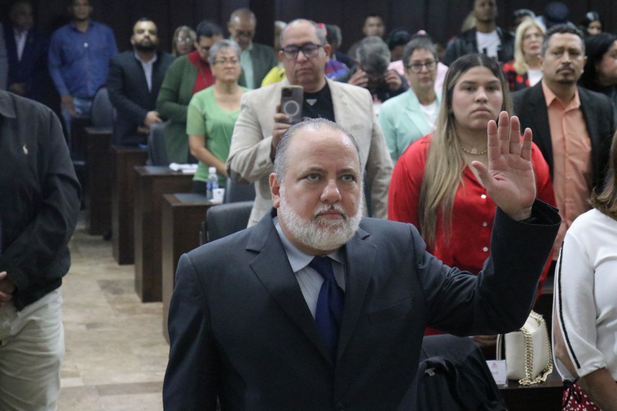 ✅ENTERATE 

Alfredo Ruiz  Seguiré acompañado al pueblo en la defensa 

El Defensor del Pueblo Alfredo Ruiz ratificó su compromiso de seguir acompañando al pueblo venezolano para proteger y defender sus derechos, como lo establece la Constitución del país

venezuela-news.com/alfredo-ruiz-a…