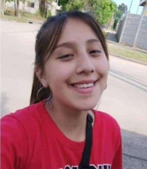 desaparecidaorg's tweet photo. #URGENTE DENUNCIA RECIBIDA EN TIEMPO REAL 🆘
Milagros Galván tiene 17 años, desapareció el 31/10 en Pablo Nogués, Malvinas Argentinas, Buenos Aires. Es delgada, altura 1,50. Vestía campera blanca/ negra, jean corto azul, zapatillas Vans y mochila negra. Avisar #Urgente al ☎️ 911 https://t.co/y14kNrVuhG