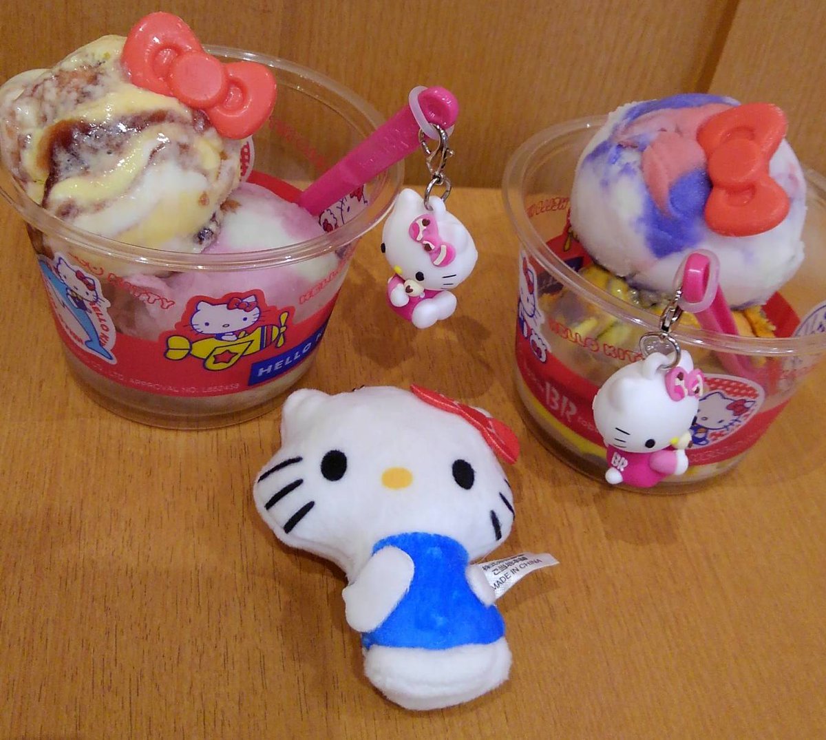 shihan11035481's tweet photo. 🎂ᕼᗩᑭᑭY ᗷIᖇTᕼᗞᗩY🎊 
#キティちゃん 🍎 #ミミィちゃん 🩷 

本日からの #HELLOICECREAM❣️
早速チャーム付きを🍨🥄(ﾐ･｡･ﾐ)🎀
凄く可愛いです👐

#サーティワン #サーティワンアイスクリーム https://t.co/Fa9SlGQLxB