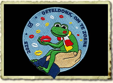 Bijna 11/11! Wil je ook dit fraaie embleem "om te zoene" op je jas of kiel? (Ca. 8,5 x 9,3 cm.)
Neem contact op en ontvang 'm nog vóór 11/11!
Kosten € 6,- per stuk (+ evt. verzendkosten).
#oeteldonkembleem #Emblemenbadges