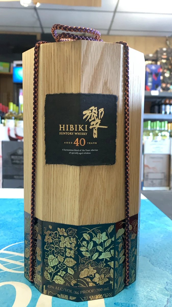 ScottAlsopp2's tweet image. 40年続きます🥰
世界で400本、最高年品です!クリスタルの瓶と真珠を組み合わせて、包装の木の箱は日本の12種類の異なる木を採用して、12月を代表して、底は各種の四季の草花が嵌めています!
#ウイスキーです #HIBIKI