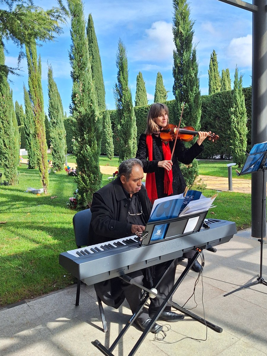 GrupoAlbia's tweet photo. 🌹 Una jornada muy especial en el #DíaDeTodosLosSantos, con un homenaje musical y un minuto de silencio por las víctimas de la DANA, seguido de la entrega de rosas. Tras ello, el taller para familias junto a @PerruneandoEs y #CrecerEnLaPérdida Gracias a todos 💙. https://t.co/5VC5dES5As