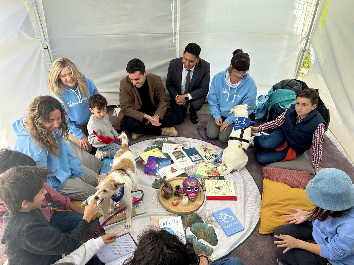 GrupoAlbia's tweet photo. 🌹 Una jornada muy especial en el #DíaDeTodosLosSantos, con un homenaje musical y un minuto de silencio por las víctimas de la DANA, seguido de la entrega de rosas. Tras ello, el taller para familias junto a @PerruneandoEs y #CrecerEnLaPérdida Gracias a todos 💙. https://t.co/5VC5dES5As