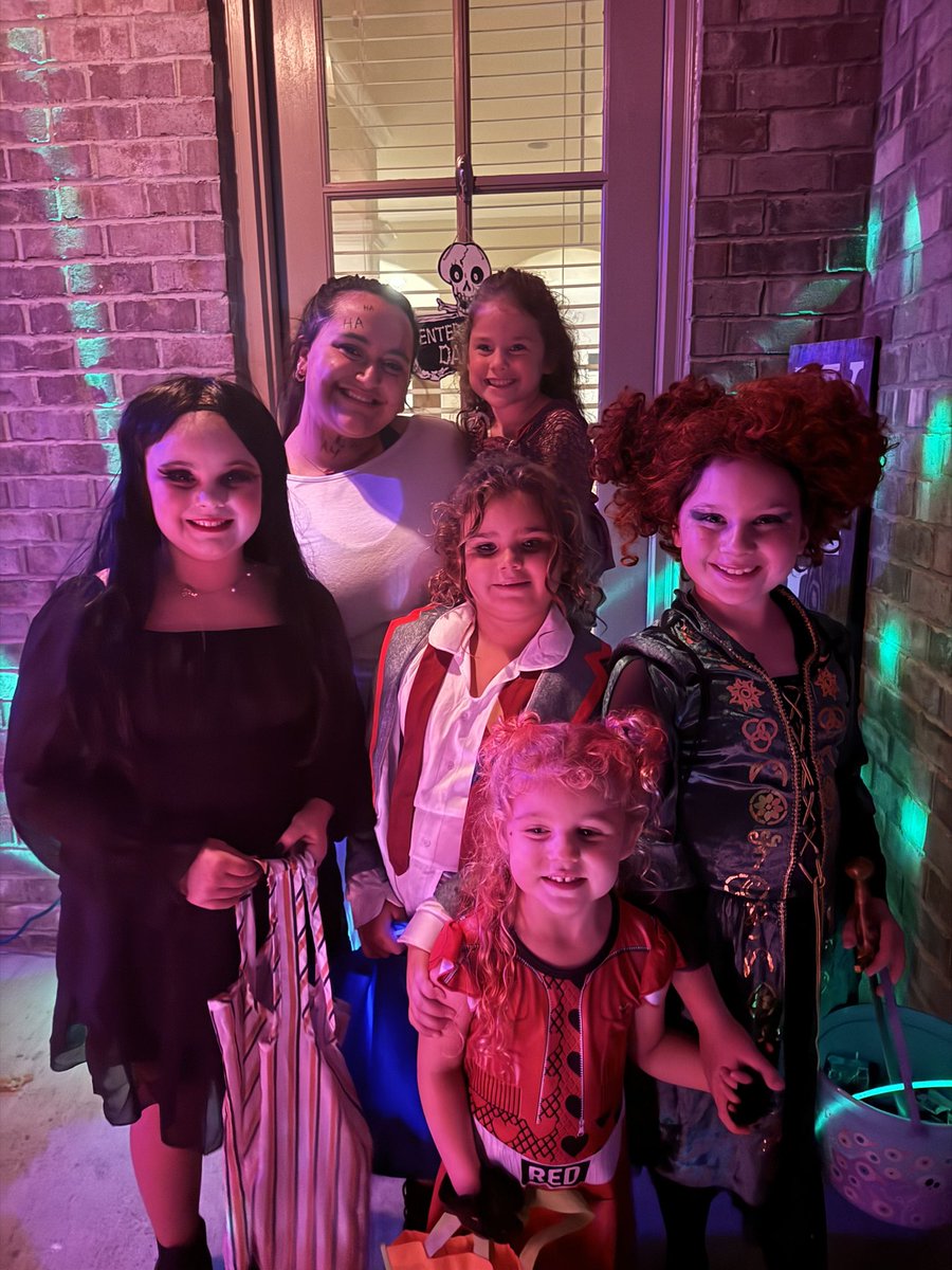 DawnDavenportTN's tweet photo. Happy Halloween #Disney Descendants Rise of Red Style!! #riseofred #queenofhearts #princesssecurity #Descendants https://t.co/dGQRZfjDS9