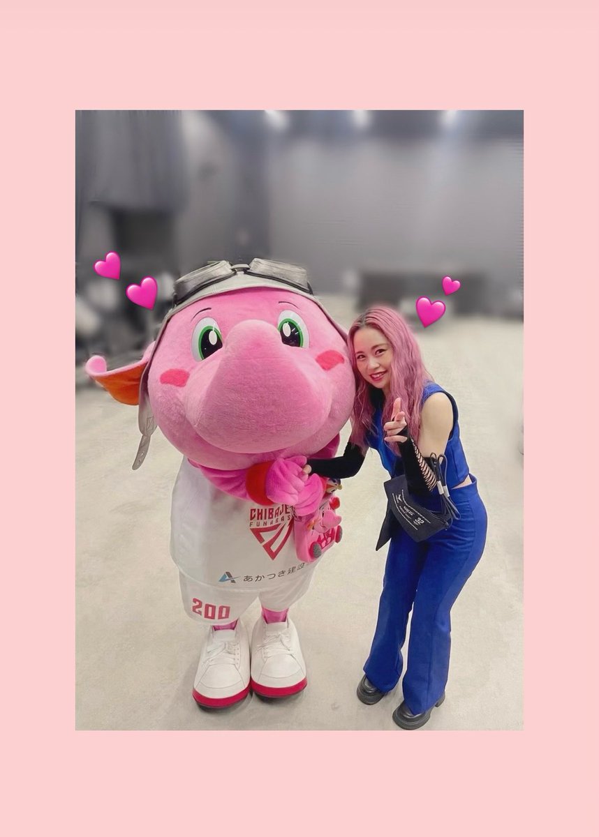 saay_61's tweet photo. オールスターぶりのジャンボくん🐘🩷
あえてうれしかったよ😊
ながさきまできてくれてありがとう！
またあおうね🫶🏼
それにしてもジャンボくんのポシェットほしいなぁ〜🥺💕
ジェッツブースターの皆様もお越しいただきありがとうございました🙇🏻‍♀️
またお会いできますように✈️
#VELC 
#ジャンボくん https://t.co/UafhmEEOZn