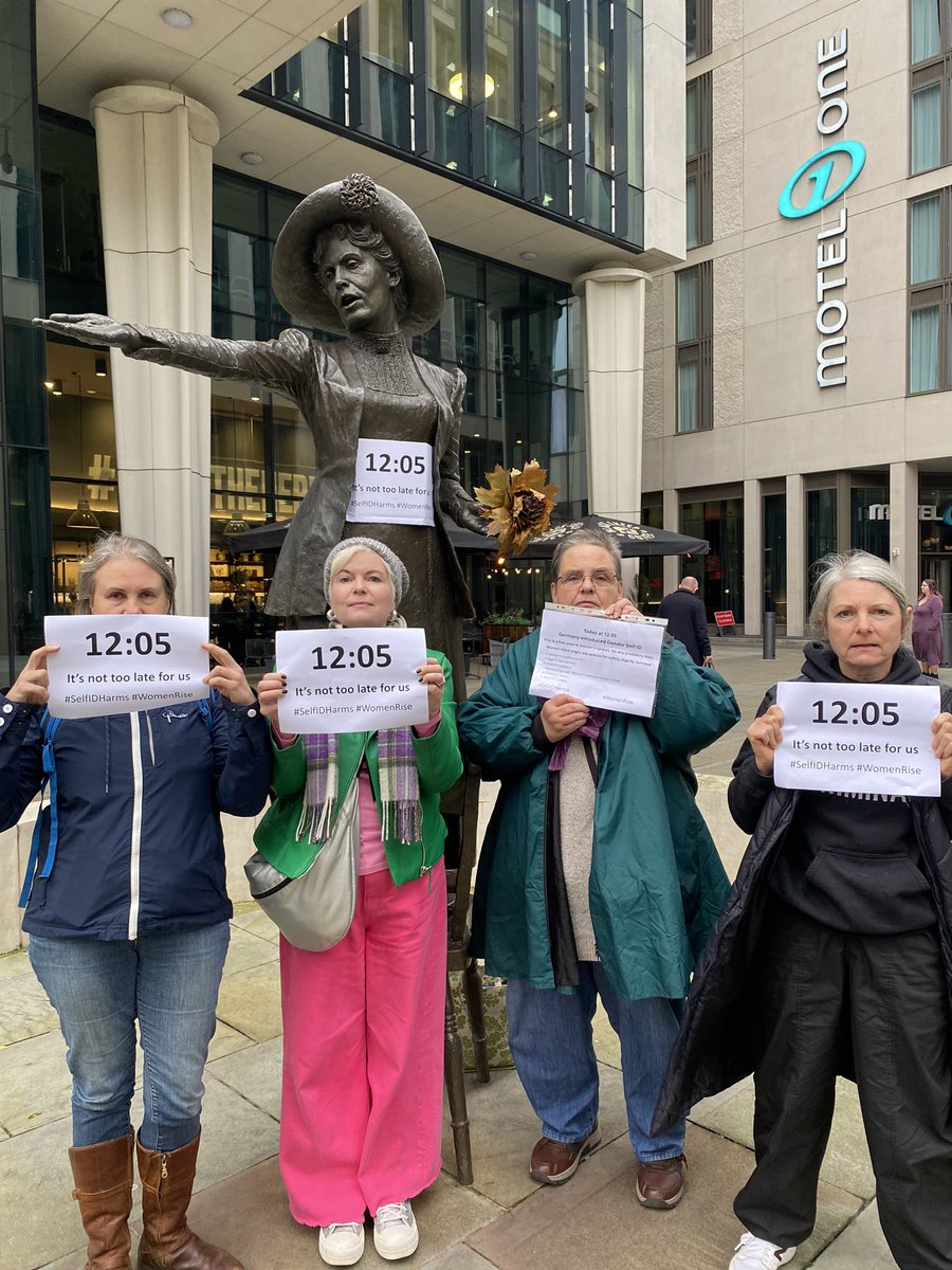 Manchester women standing in solidarity with our German sisters
#WomenRise
#SelfIDHarms